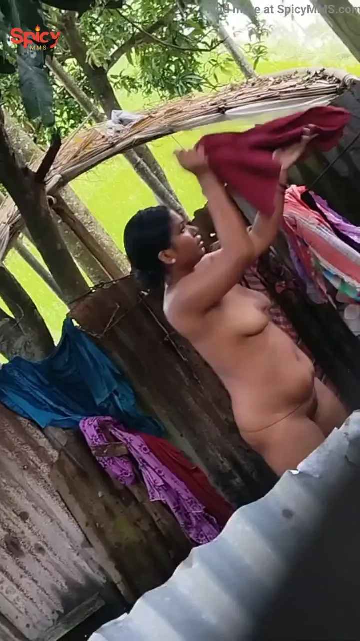 Bihari village aunty with big boobs nude bath hidden mms