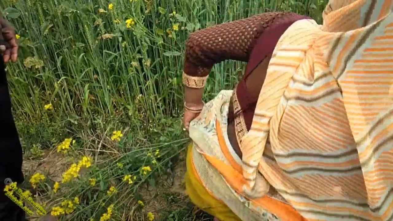 Bihari village bhabhi cheating and fucking with local boy in farm