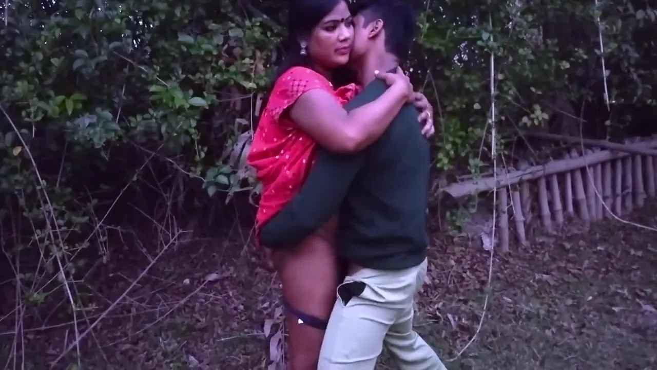 Desi bhabhi in nighty fucked by stranger boy in jungle