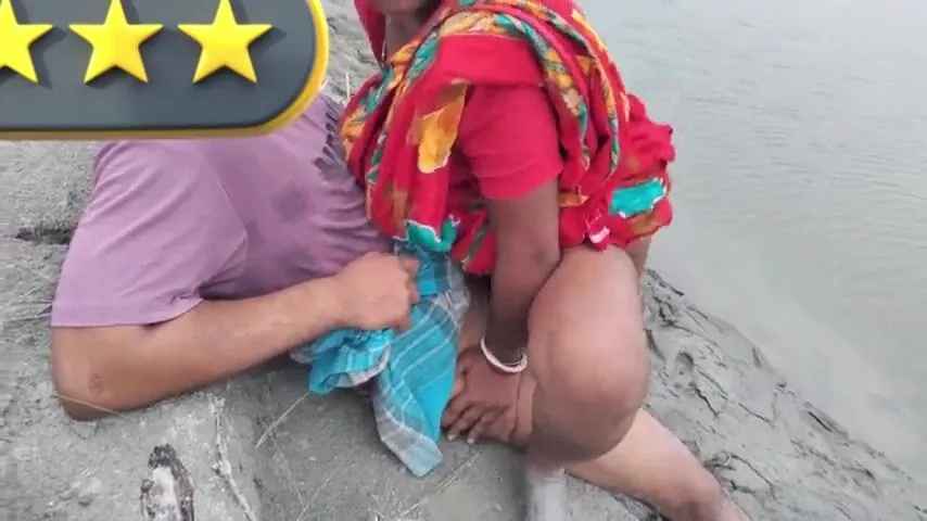 Desi village bhabhi hot riverside chudai with local guy