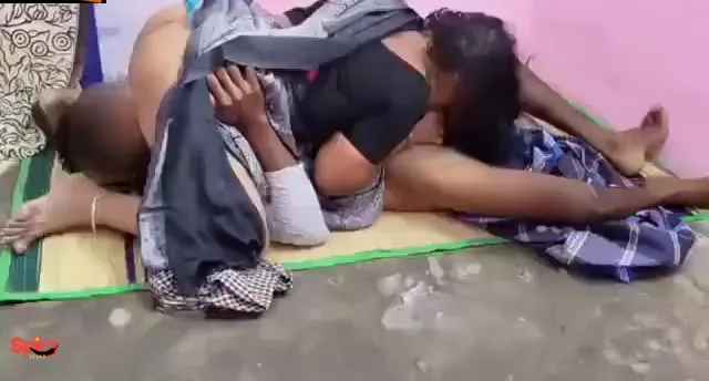 Malyalam aunty in saree and horny lover's stunning 69 sex mms