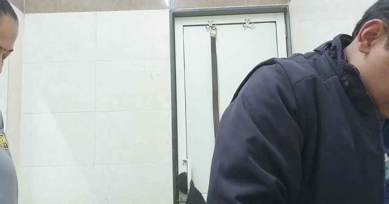 Mumbai office employee fucked by senior manager in bathroom