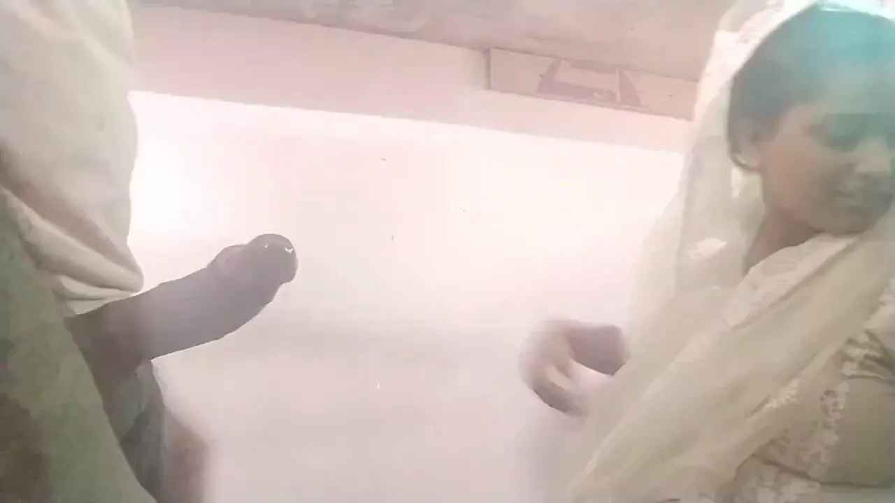 Pakistani Muslim aunty helps husband cum by intense BJ and hand skills