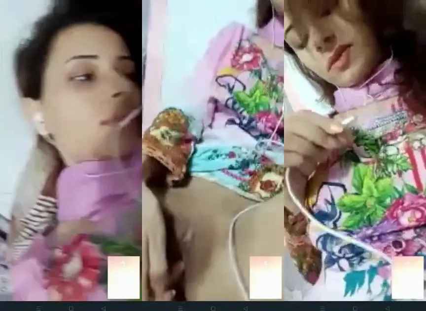 Pakistani muslim girl fingering pussy and makes bf horny on video call