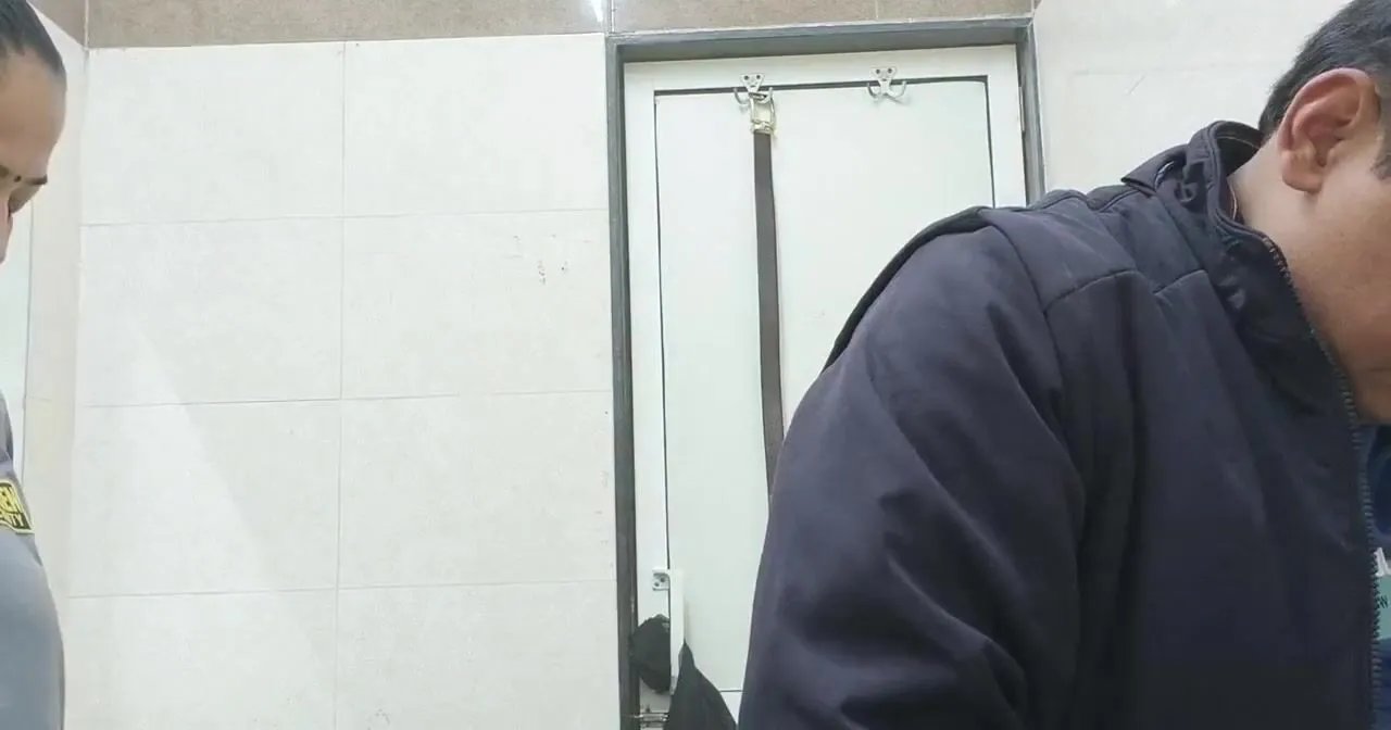 Mumbai office employee fucked by senior manager in bathroom