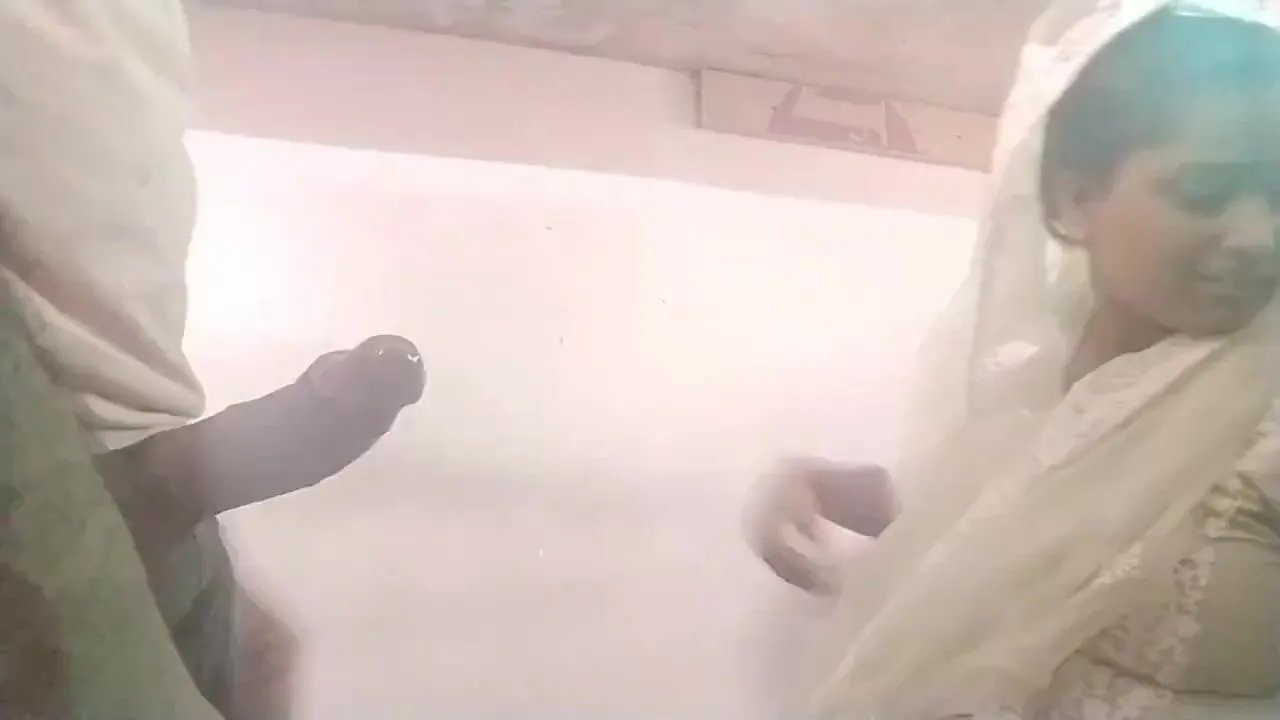 Pakistani Muslim aunty helps husband cum by intense BJ and hand skills